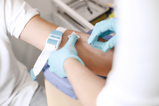 Arm eines Mannes bei der Blutabnahme
