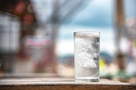 Glas Wasser an einem Sommertag